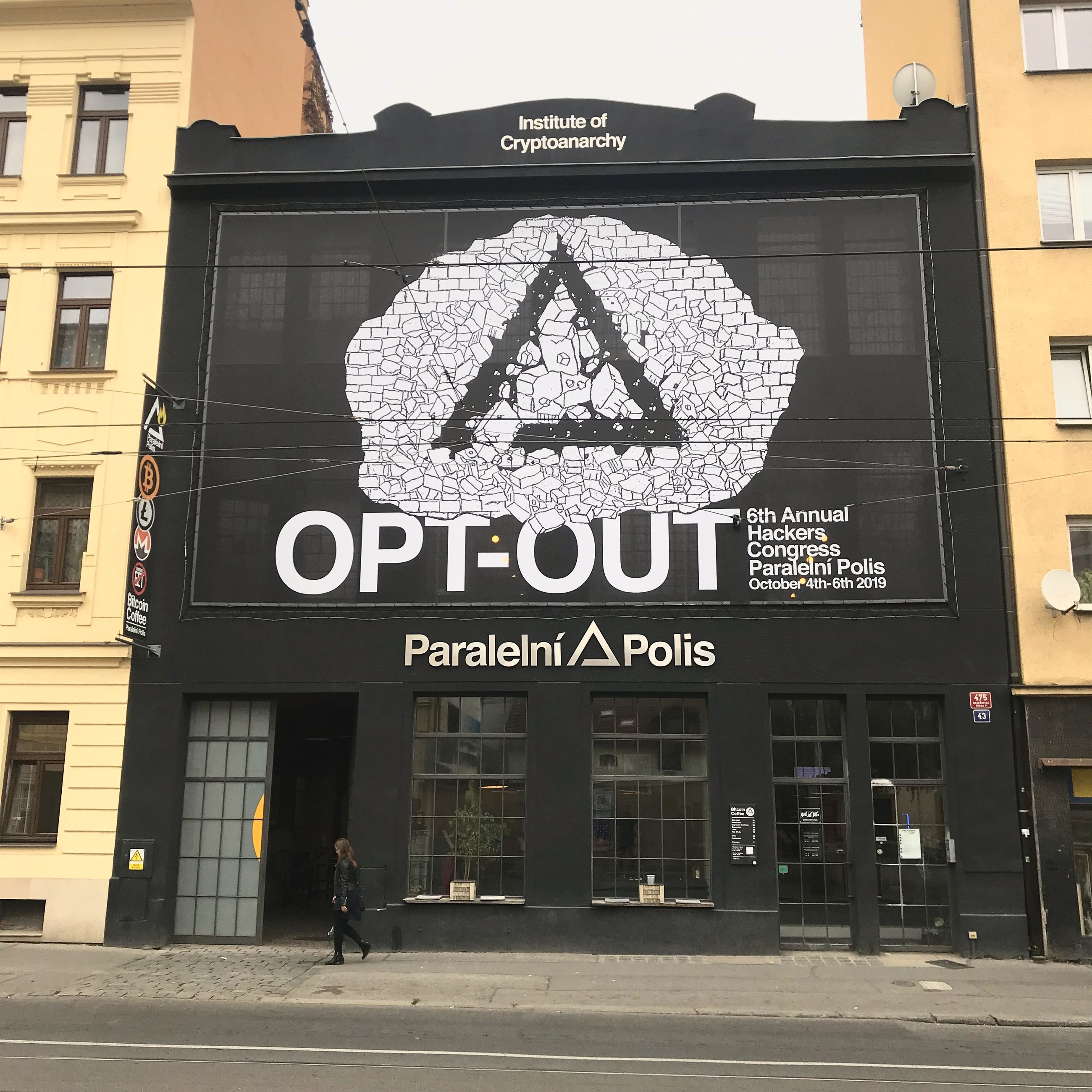 The HCPP 2019 motif on the façade of Paralelní Polis