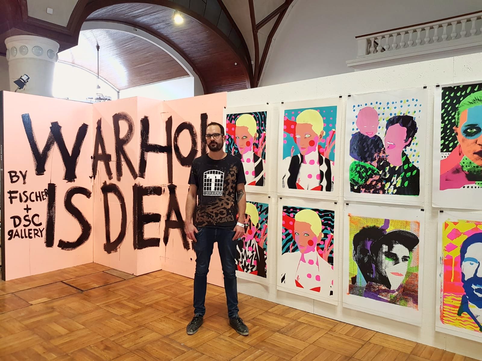 Pop Machine — Warhol Is Dead, the artist by the exhibition sign